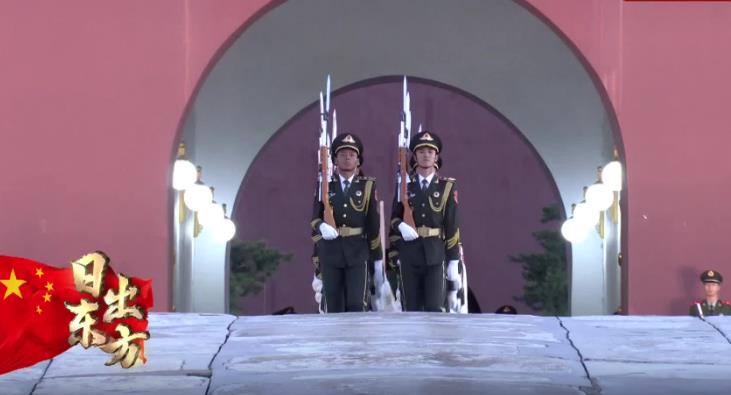 祝福祖國(guó)！天安門(mén)廣場(chǎng)舉行國(guó)慶升旗儀式