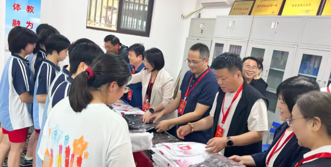西安市碑林區(qū)政協(xié)王精濤委員工作室開(kāi)展“六一”慰問(wèn)活動(dòng)